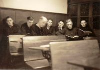 Studenten van de marine in 1938, tweede van links Piet Mahu
